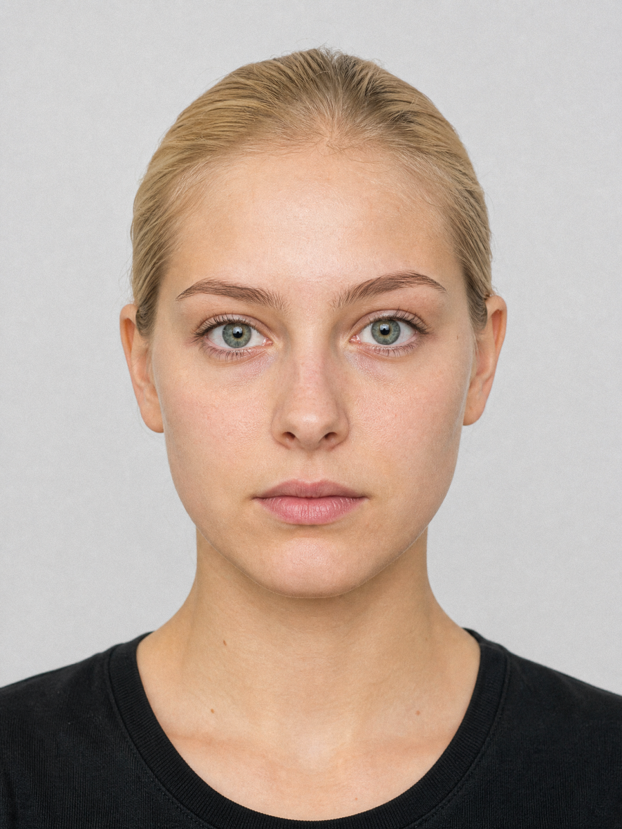 Professionelles Passbild vom Fotostudio – Beispiel einer Frau, biometrisch korrekt